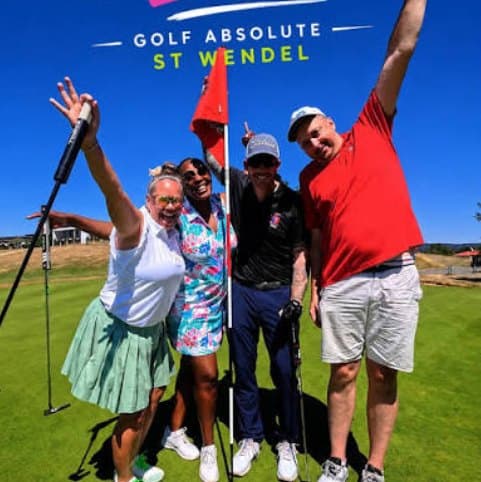 Golfgruppe macht ein Selfie auf dem Platz