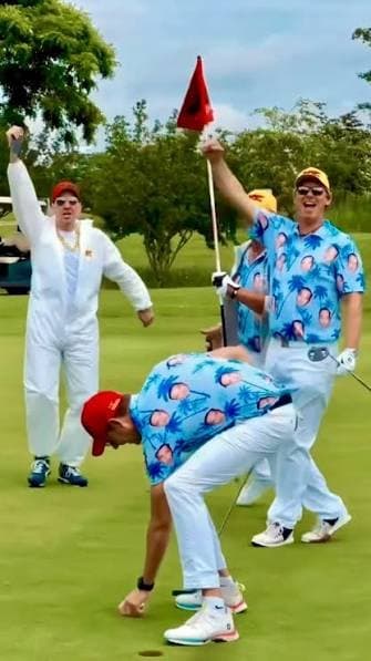 Golfer in bunten Hemden beim Turnier